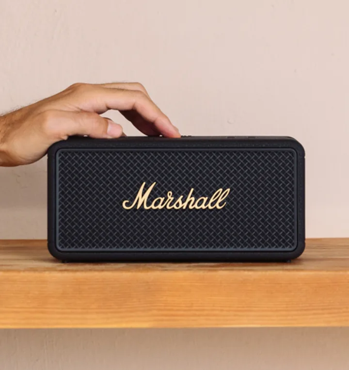 Altaveu bluetooth sobre una prestatgeria de fusta