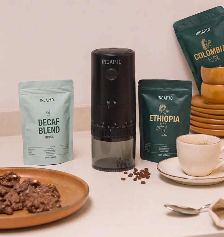 Cafè d'origen en gra amb molinet elèctric