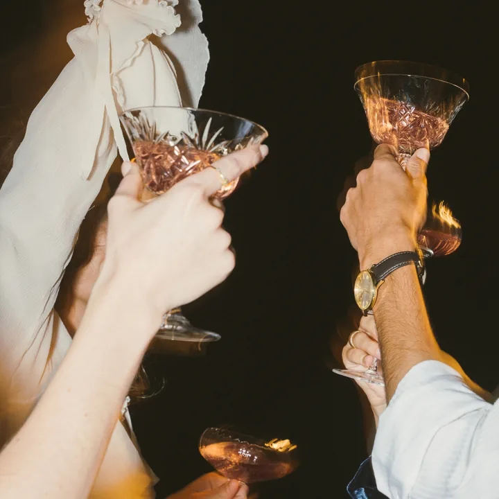 Brindis con copas de cava rosado
