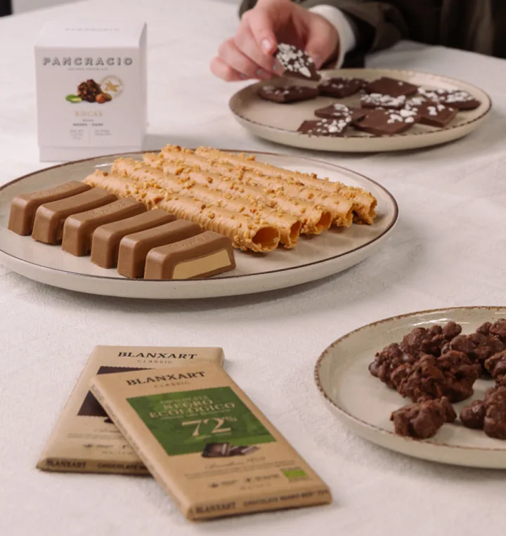 Torrons i xocolates artesans sobre unes estovalles blanques