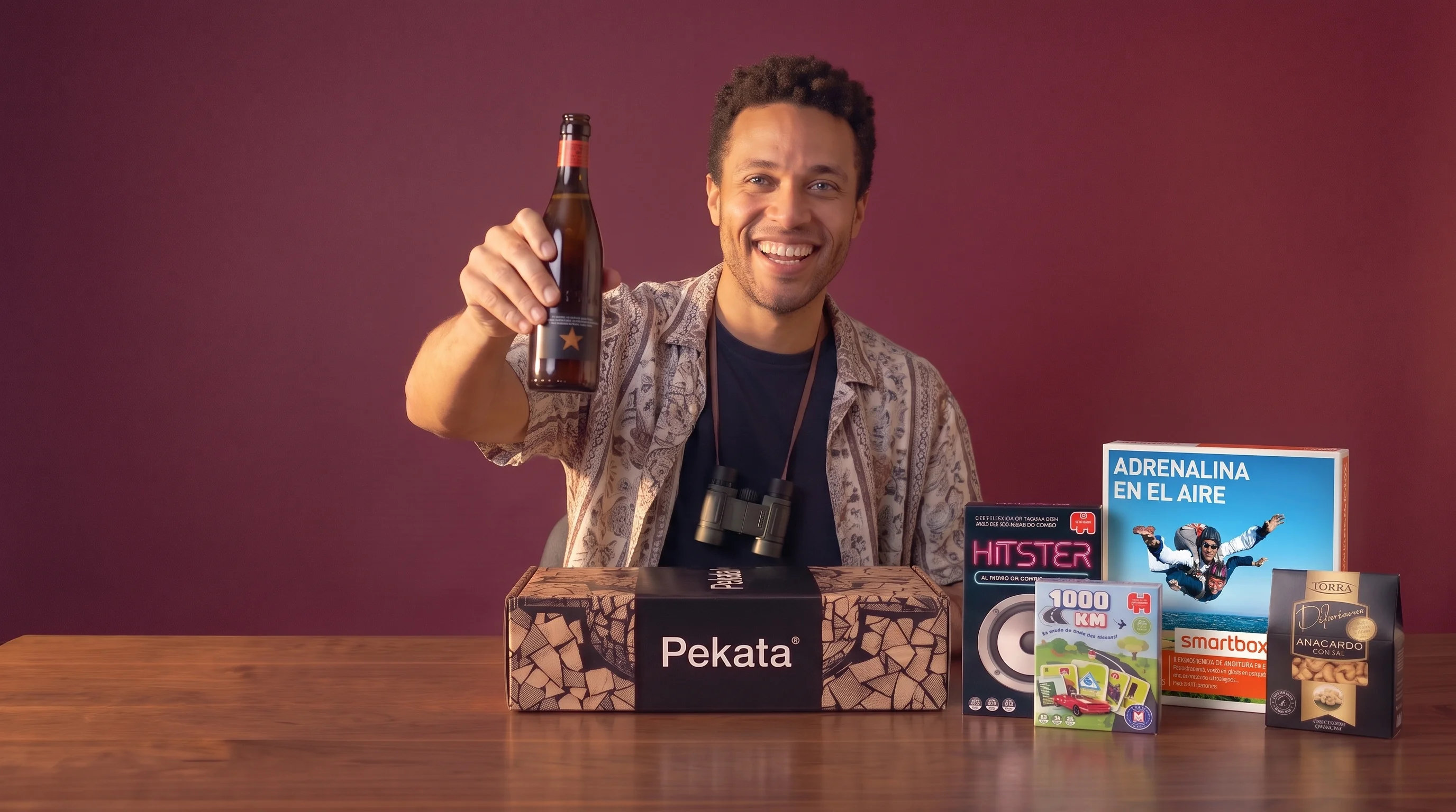 Hugo, el Escapista Profesional, brindando con los productos de su lote Pekata
