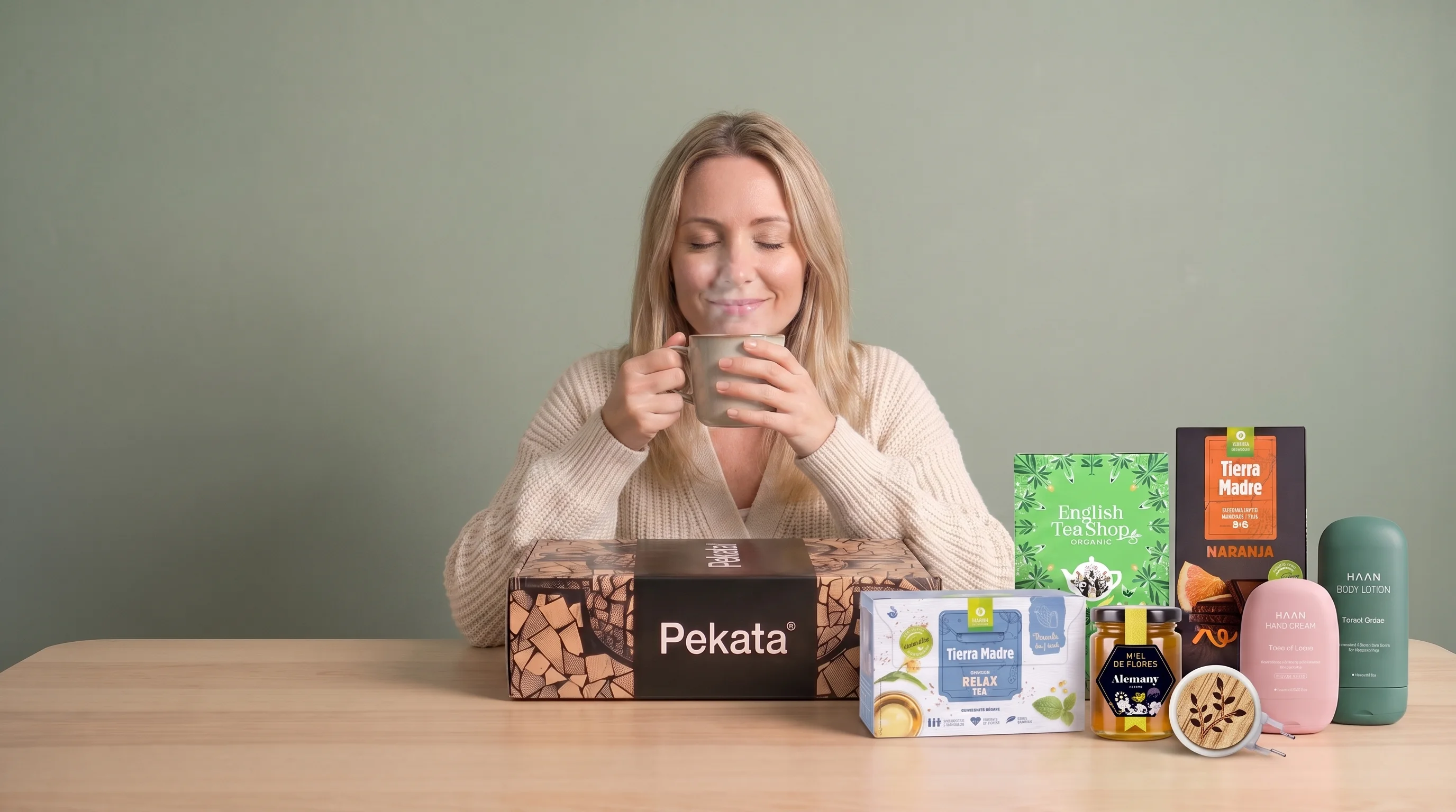 Sara, la CEO de la Calma, disfrutando de una infusión de su lote Pekata