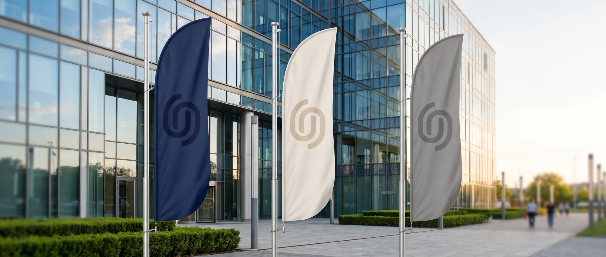 Banderes i banderoles vela personalitzades amb el logo d'una empresa a l'entrada d'un esdeveniment