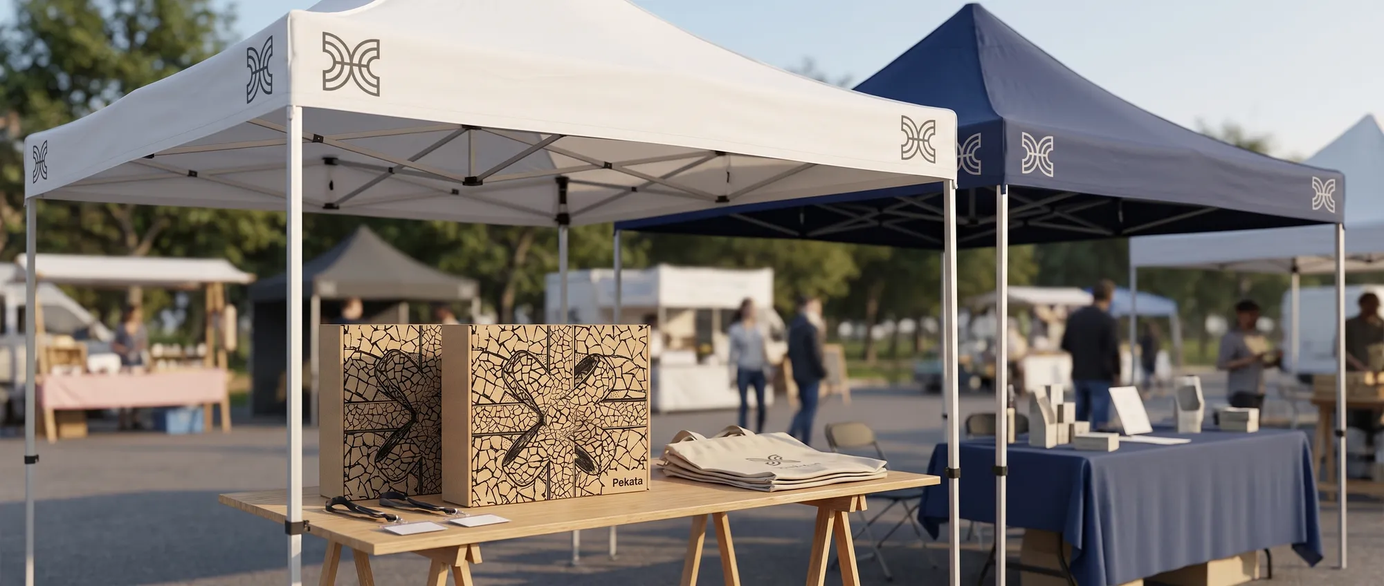 Carpa plegable de 3x3 metres amb el sostre i el faldó impresos amb el logo d'una empresa en una fira a l'aire lliure
