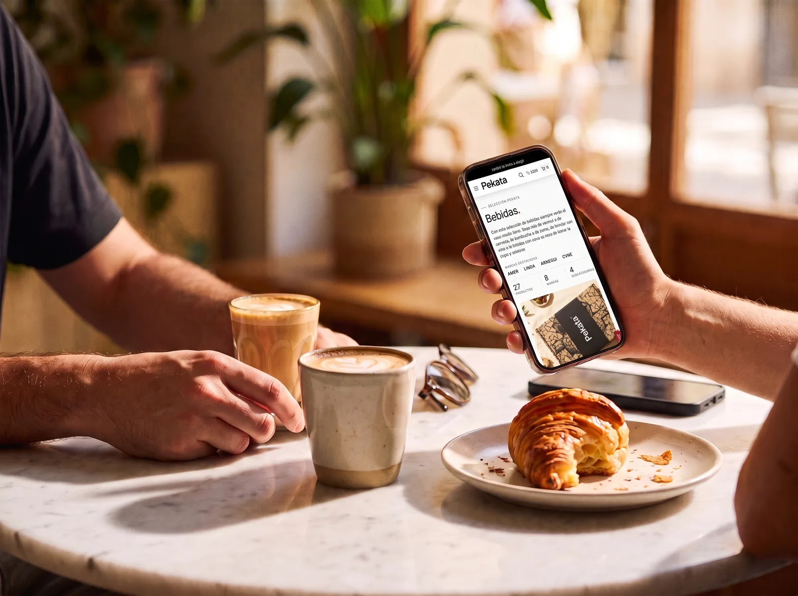 Dos personas tomando café mientras miran el portal de Pekata en un móvil