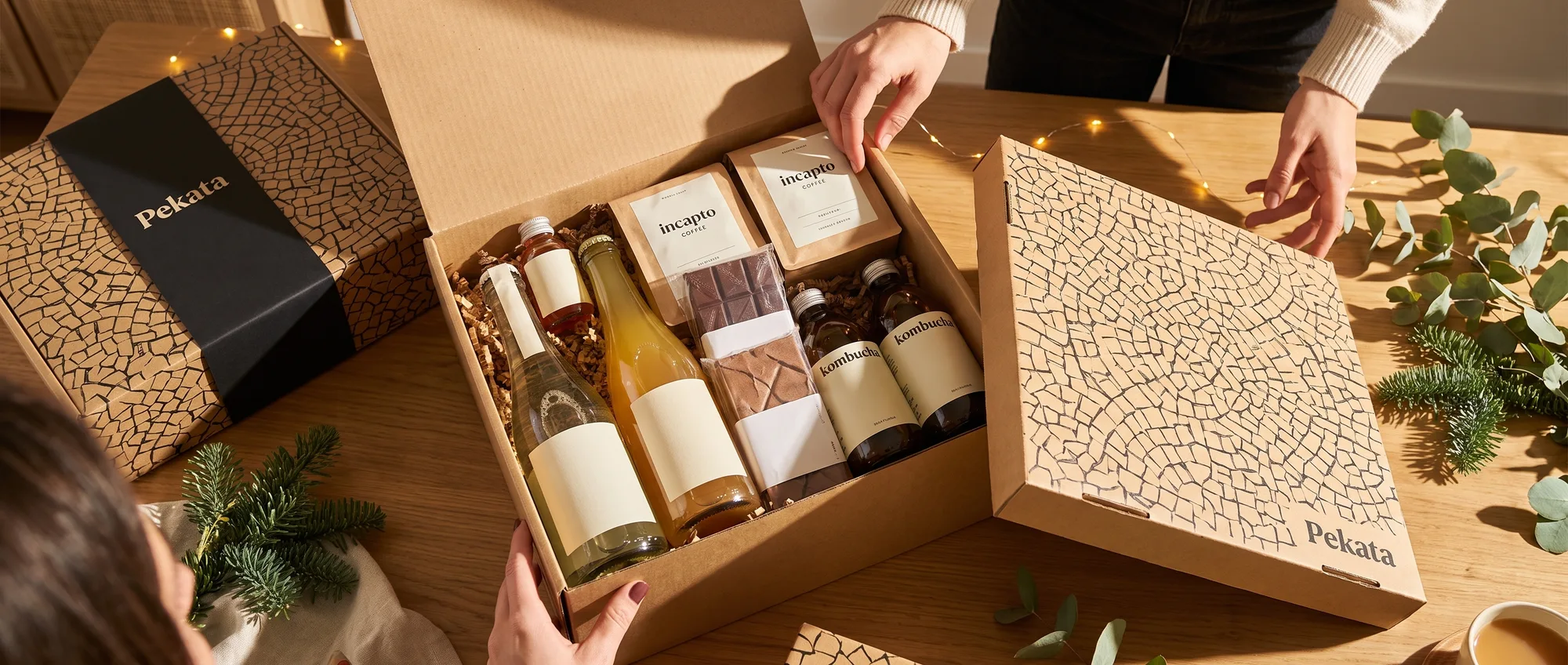 Caja de lote de Navidad Pekata sin alcohol con café de especialidad, kombucha y espumosos sin alcohol