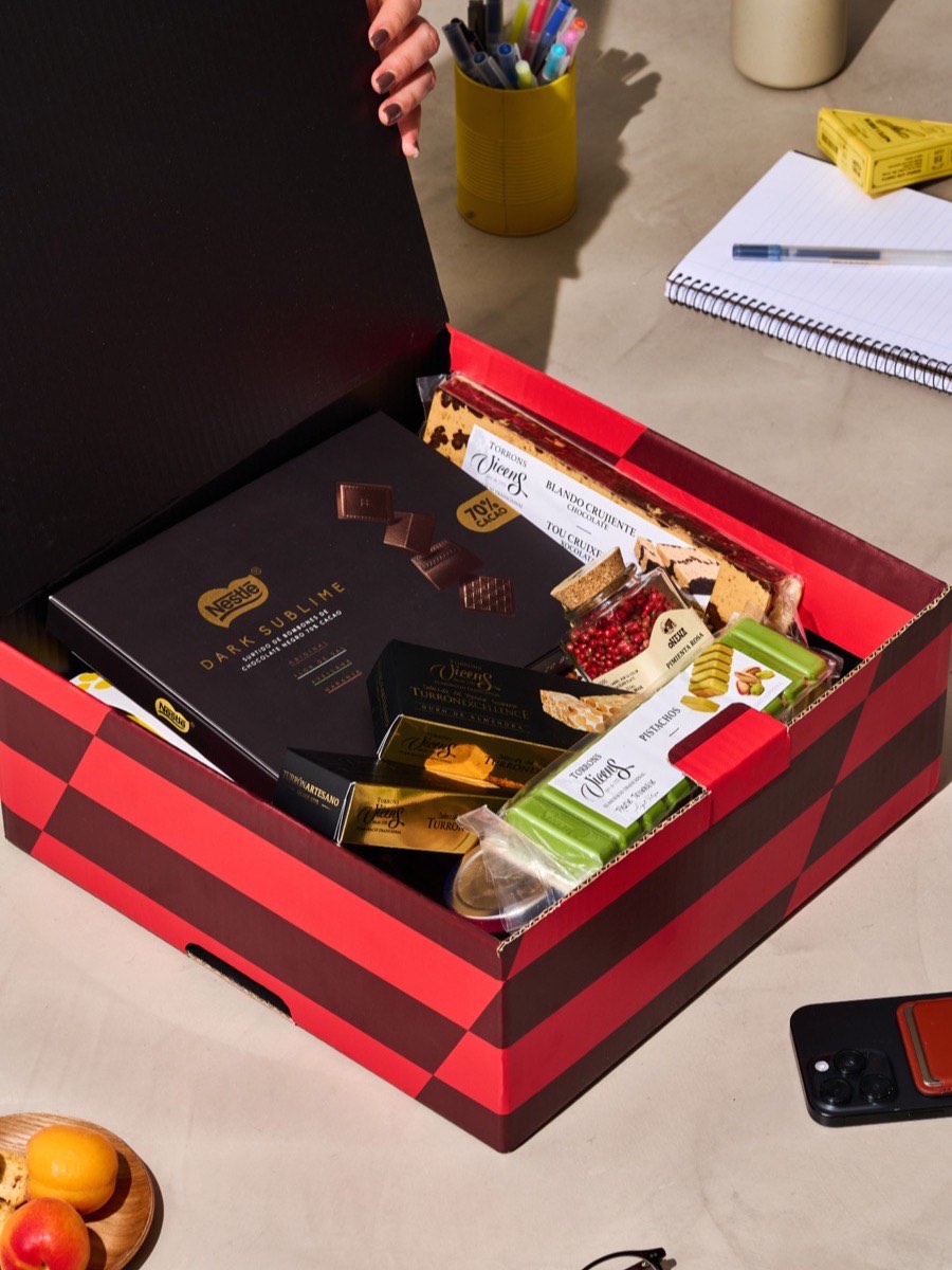 Lote gourmet con chocolates y turrones