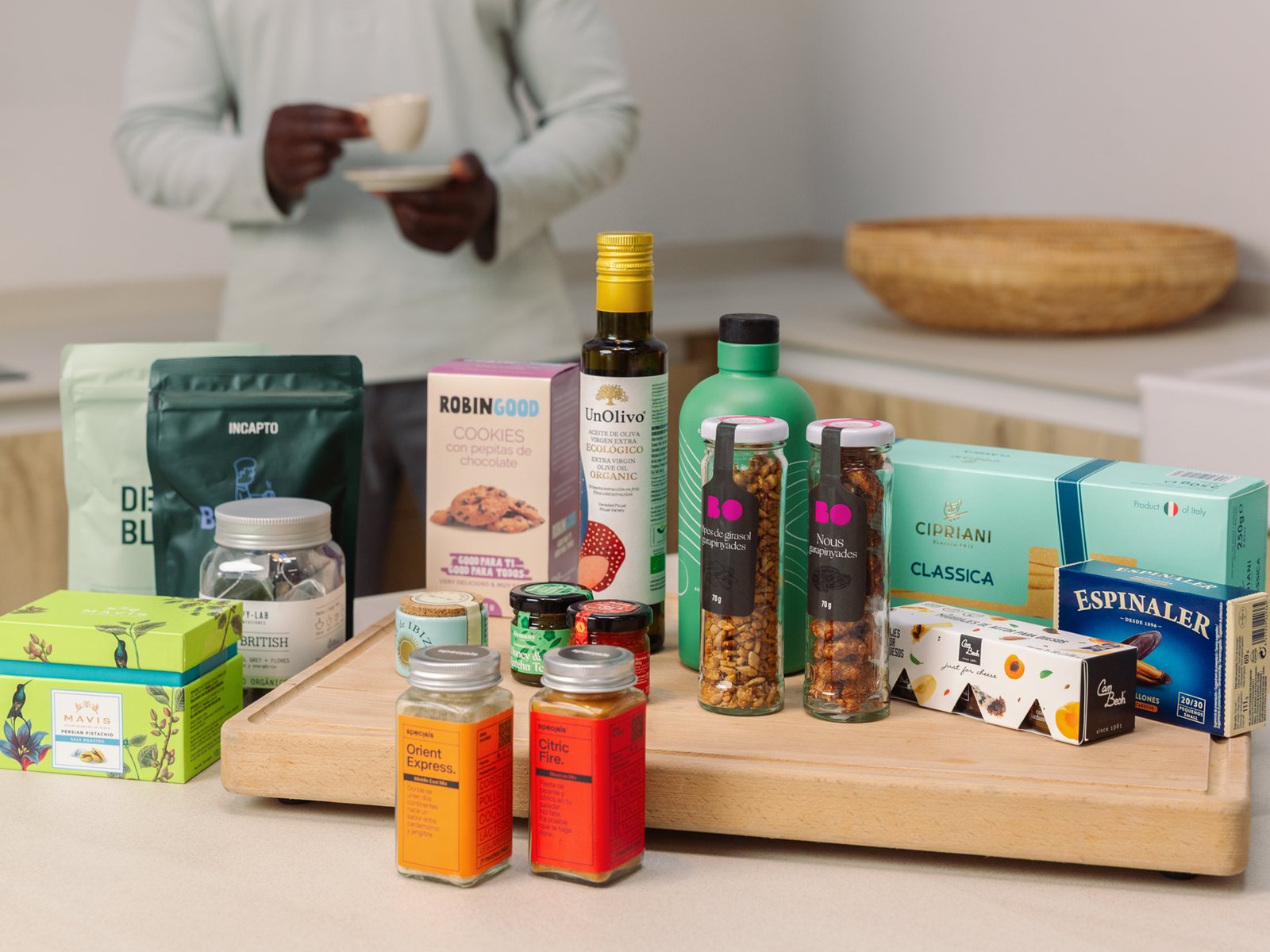 Una caixa Pekata oberta amb els seus productes al voltant